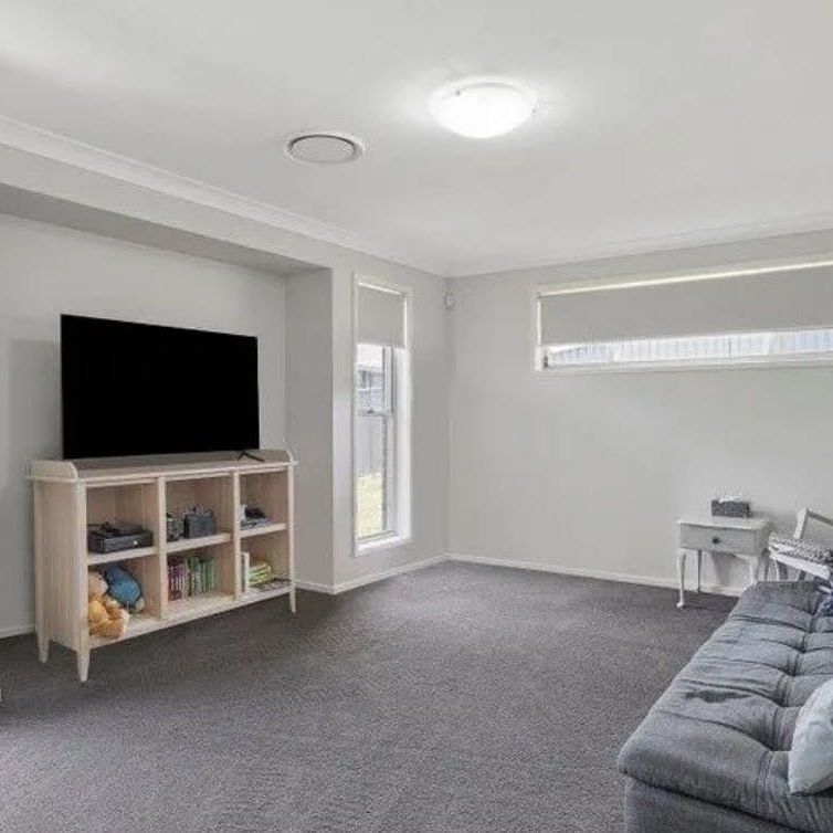 Four Bedroom House with Ducted AC! - Photo 1