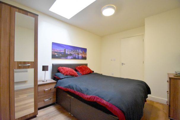 ONE BEDROOM FURNISHED APARTMENT LOCATED IN THE SPINNING HOUSE ON THE SECOND FLOOR. UNFURNISHED APARTMENT WITH A MODERN KITCHEN AND EN-SUITE. CALL TUDOR SALES & LETTINGS TO ARRANGE A VIEWING. - Photo 1