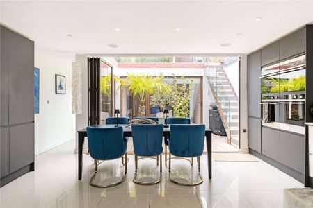 A striking detached contemporary house in the heart of Cheltenham - Photo 3