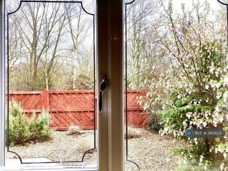 1 bedroom in a house share to rent - Photo 2