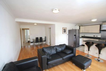 3 bedroom flat to rent - Photo 2