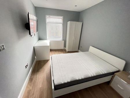 4 bedroom apartment to rent - Photo 2