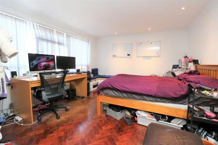 3 bedroom flat to rent - Photo 2