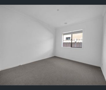 Modern Family Living in Beveridge - Photo 2