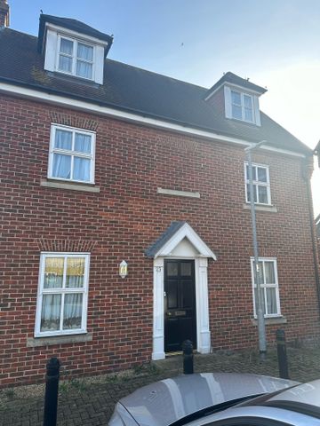 5 bed house to rent in Mascot Square, Hythe - Photo 4