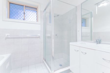 3 Bedroom Home in Great Location in Minto !! - Photo 4