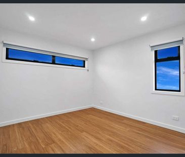 Stylish and Spacious 4 Bedroom Townhouse in Moonee Ponds - Photo 2