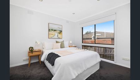 SPACIOUS 2 BEDROOM UNITWITH DOUBLE LOCK UP GARAGE - Photo 4