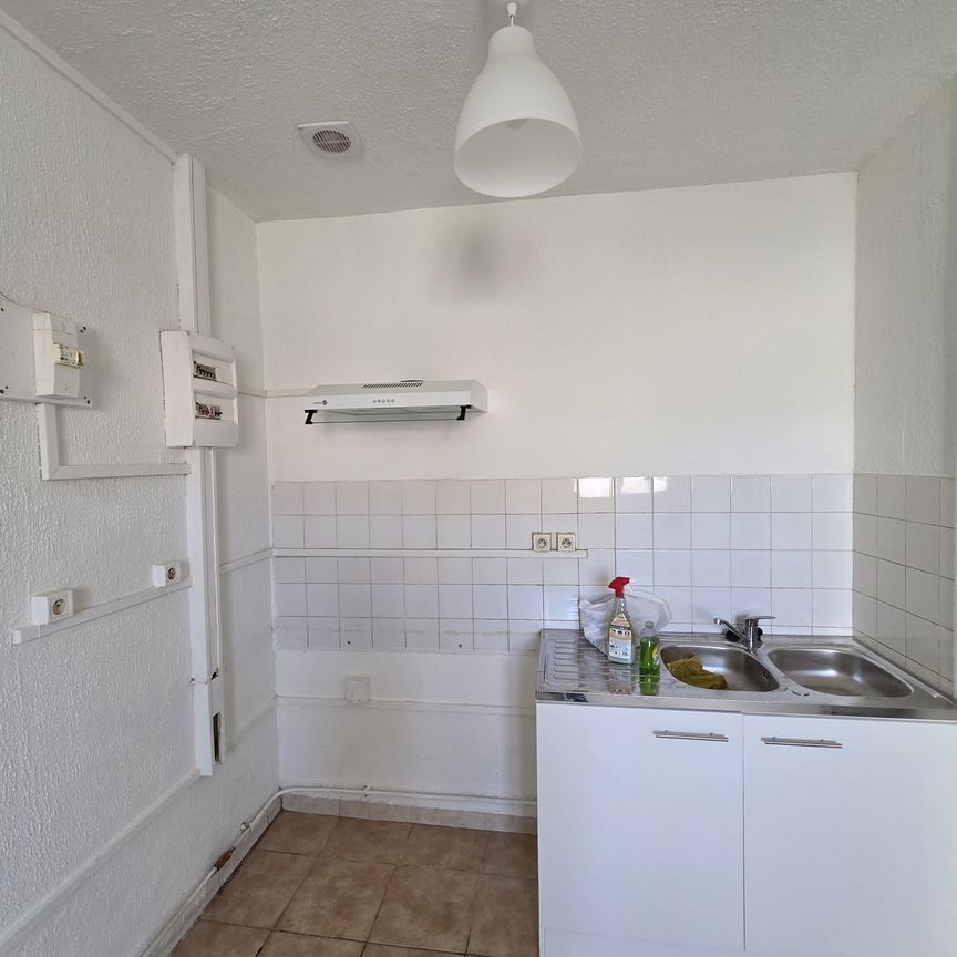 Location Appartement 1 pièce 25m² MARSEILLE 3ème - Photo 1