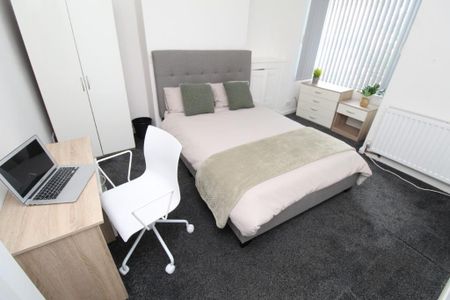 4 bedroom detached house to rent - Photo 4