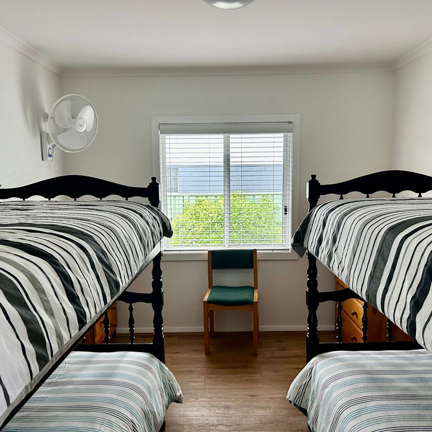4 Bedrooms - 2 Bathroom - Located Opposite Beach - Fantastic Location - Photo 1