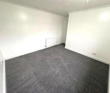 4 bedroom end of terrace house to rent - Photo 5