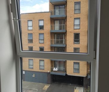 2 Bed Flat, Osprey House, RG2 - Photo 2