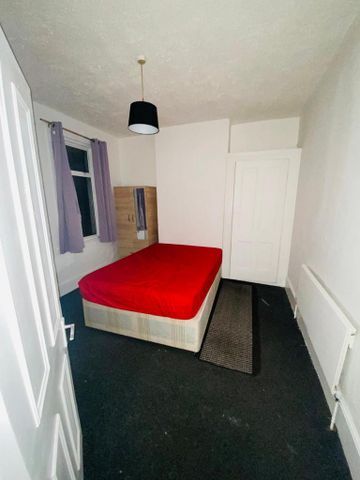 2 bedroom ground floor flat to rent - Photo 5