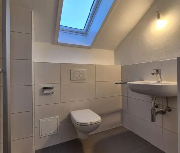 Elegante 2-Zimmer-Dachgeschosswohnung mit Einbauküche und KFZ-Stell... - Photo 6