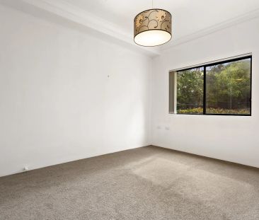 Beautifully Updated Ground Floor Apartment - Photo 2