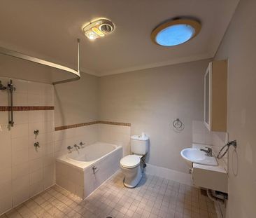 Cozy Townhouse for over 55's - Photo 4