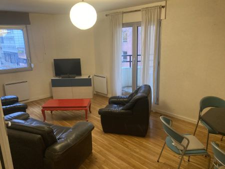 Location Appartement 3 pièces 71m² LYON 3ème - Photo 2