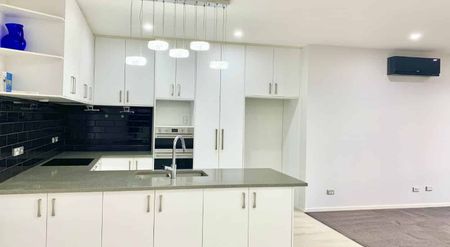 Elegant 4 Bedrooms Home - Photo 3