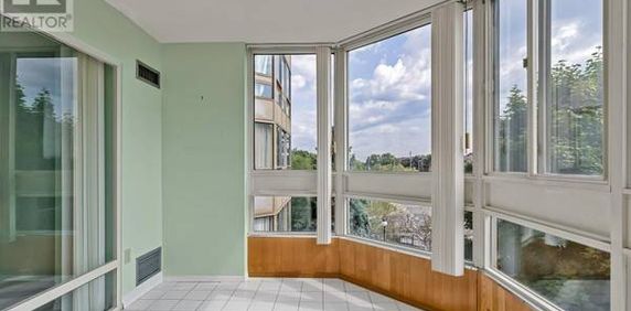 Spacious 2+1 Bedroom Unit In Guildwood Terrace - Photo 2