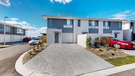 NEAR NEW 3 Bed Townhouse CONVENIENT Location - Photo 3