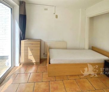 Applegarth Avenue, Guildford, Surrey, GU2 8LP - Photo 3