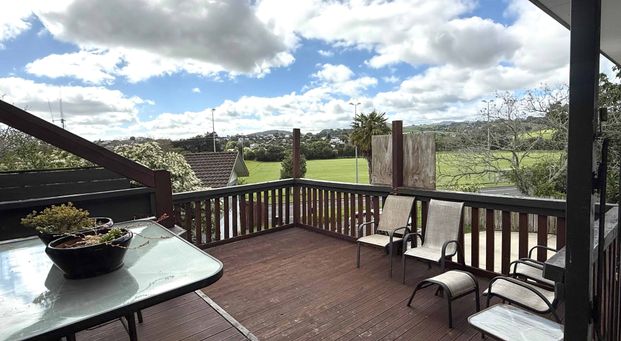 Spacious 3 Bedroom Family Home with Elevated Views Over Waipuna Park - Photo 1