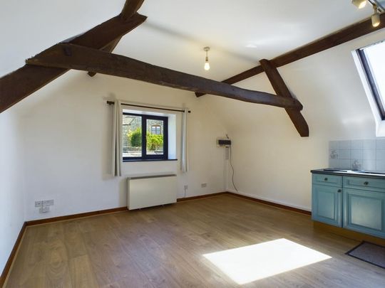 1 bedroom coach house to rent - Photo 1