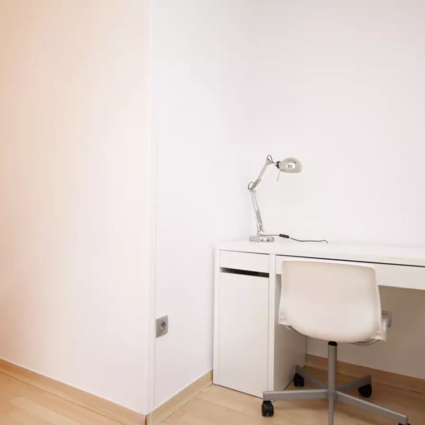 Double bed in Room in a shared 5-bedroom apartment for rent in Les Corts, professionals only - Photo 1