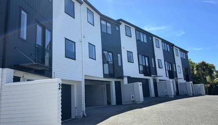 Modern Refurbished Townhouse with Sky Tower View & Pool Access - Photo 3