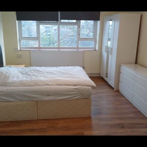 Room in a Shared Flat, West House Close, SW19 - Photo 2