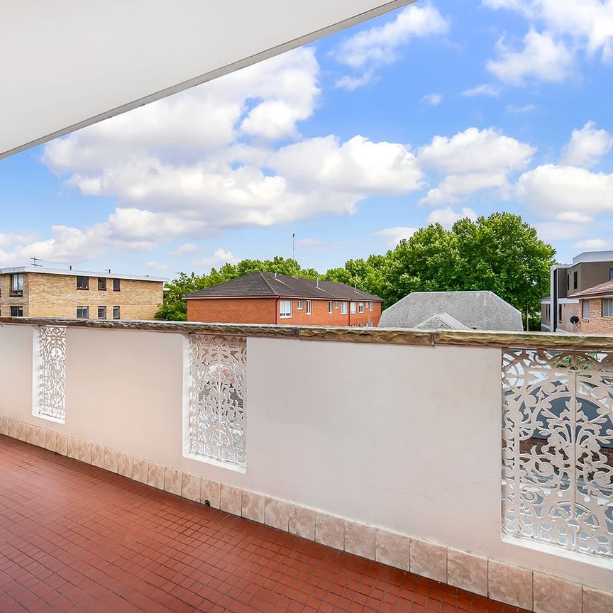 Bright, Recently Renovated Two-Bedroom Apartment in Prime Randwick Location - Photo 1