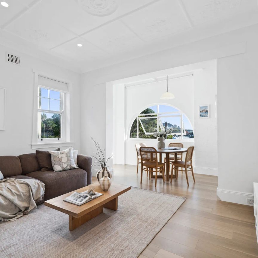 Bespoke Art Deco elegance with iconic Harbour Bridge views - Photo 1