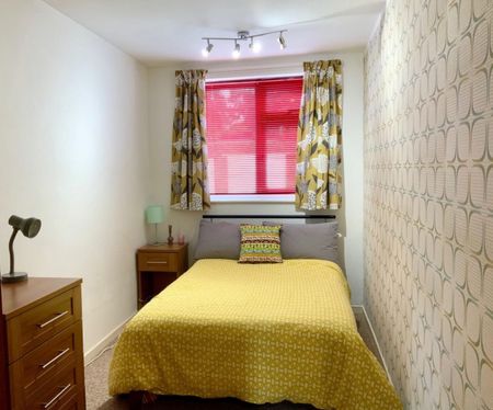 References Pending - 2 bed Apartment - Photo 3