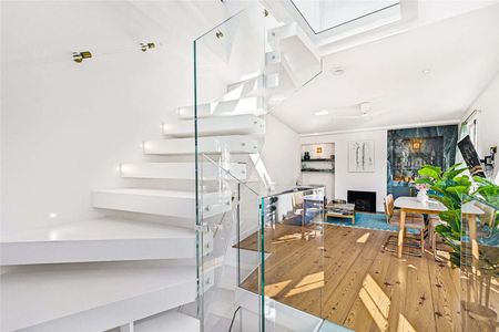 A traditional brand newly refurbished two bedroom mews house featuring layers of glass channelling light throughout. - Photo 5