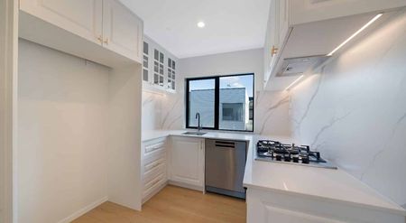 Brand-New ! Exceptional 4-Bedroom Townhouse for rent in Prestigious Takapuna - Photo 4