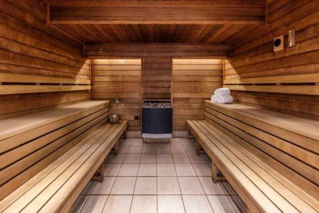 Beautifully Renovated Apartment in the Iconic Goldsbrough Building - Photo 2