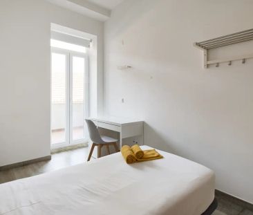 Room in a shared 6-bedroom apartment for rent in Lisbon, couples al... - Photo 3