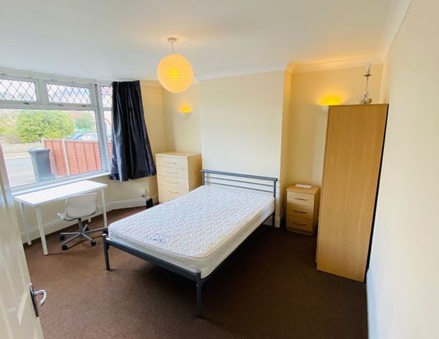 Room in a Shared House, Tenth Avenue, BS7 - Photo 1