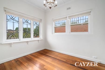 SPACIOUS APARTMENT A BLOCK FROM THE BEACH - Photo 3