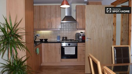 Inviting room in 2-bedroom apartment in Sandyford, Dublin - Photo 5