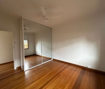 Freshly painted 3 bedroom home - Photo 3