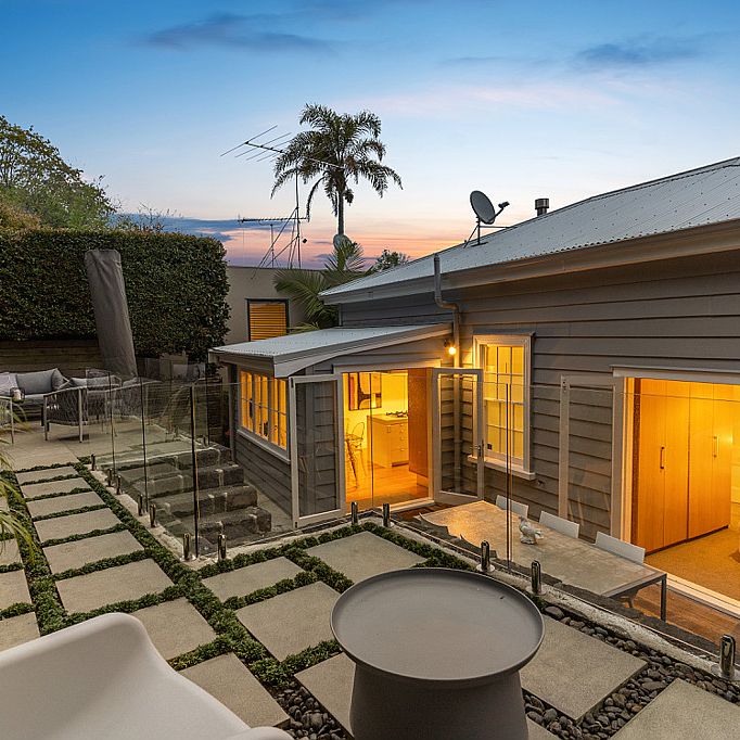 Stylish City-Edge Villa in Auckland's Most Coveted Pocket - Photo 1