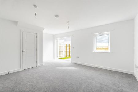 2 bedroom end of terrace house to rent - Photo 3