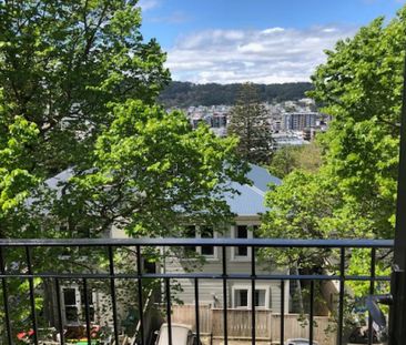 Split level, three bedroom city townhouse - Photo 1