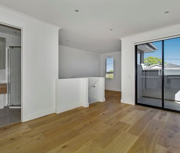 Contemporary 3-Bedroom Townhouse with Courtyard & Terrace in Prime ... - Photo 1
