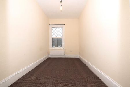 3 bedroom flat to rent - Photo 4