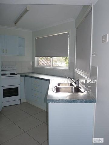3 BEDROOM TOWNHOUSE WITH LOCK UP GARAGE - Photo 4