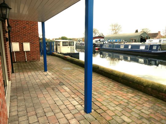 Flat to rent on - Photo 1