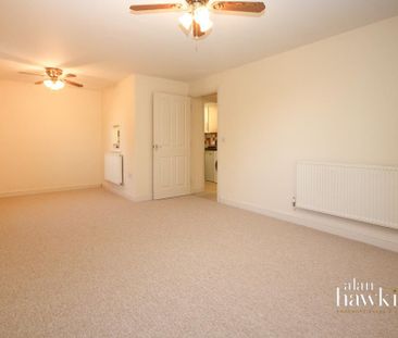 2 bedroom ground floor flat to rent - Photo 2